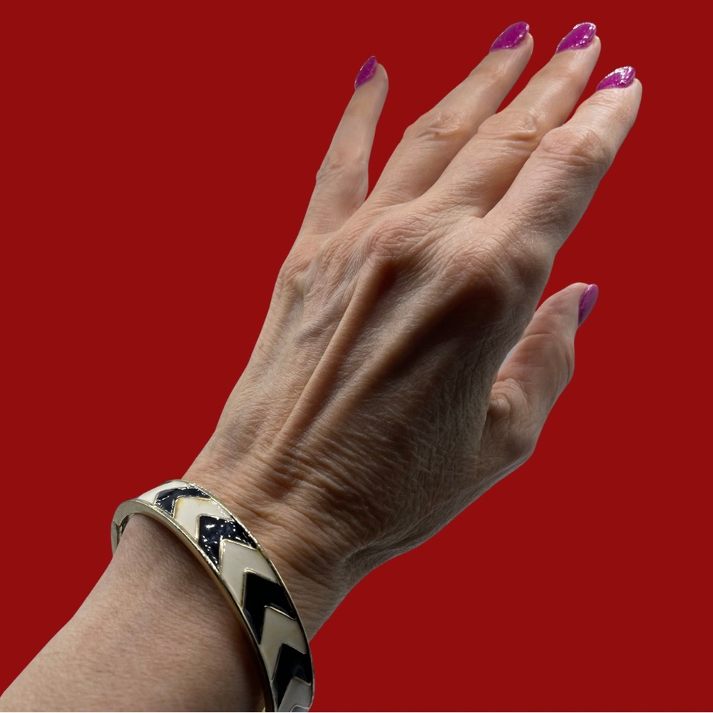 BLACK & CREAM CHEVRON ENAMEL BRACELET TRIMMED IN GOLDTONE & EASY SPRING CLOSURE